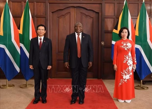 Vietnamese Ambassador to South Africa Hoang Van Loi and his spouse pose for a photo with President of South Africa Cyril Ramaphosa (centre) (Photo: VNA) Vietnamese Ambassador to South Africa Hoang Van Loi and his spouse pose for a photo with President of South Africa Cyril Ramaphosa (centre) (Photo: VNA)