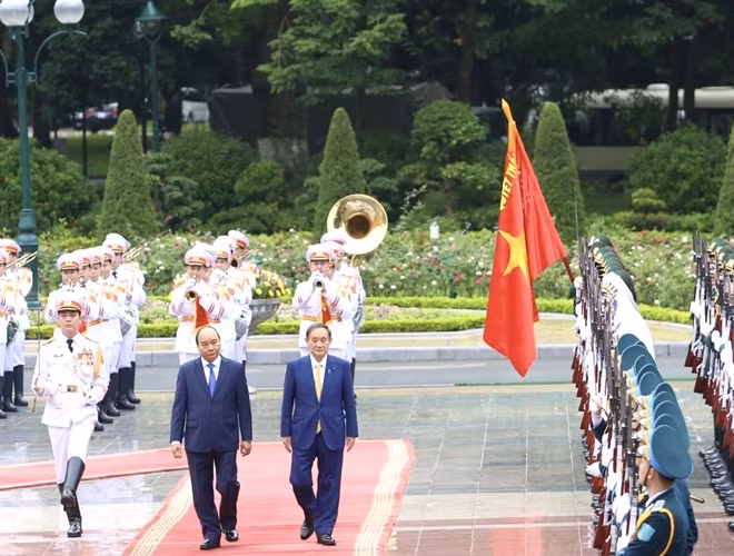 The two PMs review the Guard of Honor of the Vietnamese People's Army. The two sides have maintained important cooperation mechanisms such as the Vietnam-Japan Cooperation Committee co-chaired by foreign ministers of the two countries, the strategic partnership dialogue on external affairs, national defence and security at deputy foreign ministerial level, the defence policy dialogue at the deputy ministerial level, the deputy ministerial-level security dialogue, the joint committee on trade, energy and industry, the agricultural dialogue at the ministerial level, and the maritime policy dialogue at the ministerial level.