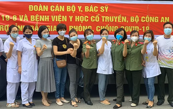 The doctors before departing for Bac Giang.