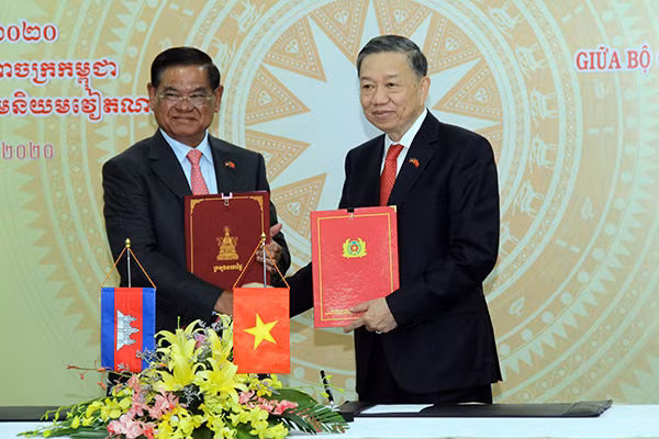 Minister To Lam and Cambodian Vice PM Samdech Krolahom Sar Kheng. Minister To Lam and Cambodian Vice PM Samdech Krolahom Sar Kheng.