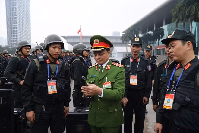 Lieutenant General Pham Quoc Cuong checks equipment of deployed force to the National Convention Center.