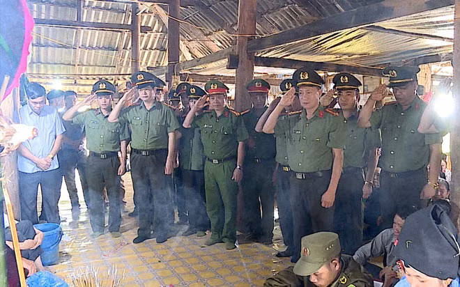 Leaders of the provincial police and district police pay tribute to the non-commissioned policeman who was killed on duty.