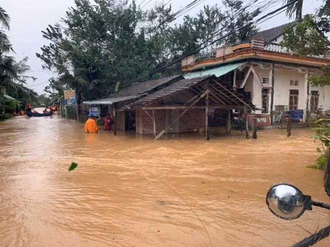 Storm Molave destroys houses in Tam Ky city, Quang Nam province.