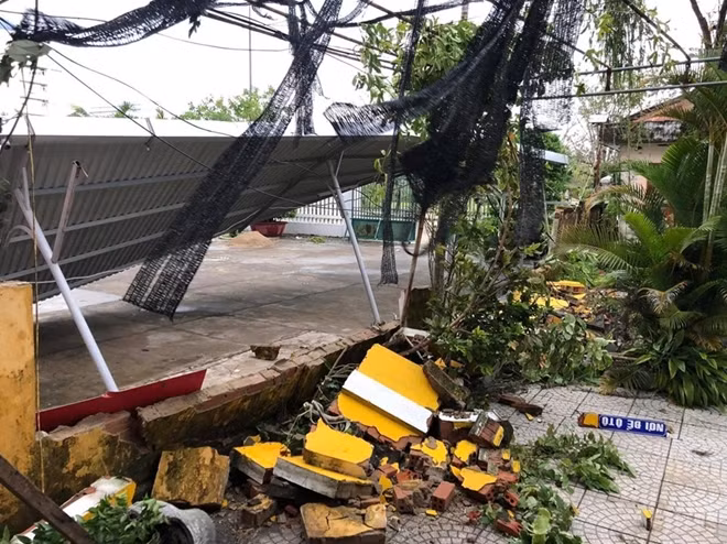 Thousands of houses in Binh Dinh province are flooded as storm Molave, the ninth in the East Sea this year, hit the central coastal province