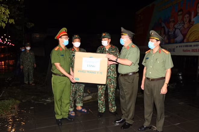 The Provincial Police Chief also led a delegation to check the security and order situation and present masks to policemen at checkpoints in Lam Ha ward.