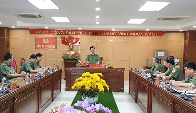 Deputy Minister Nguyen Van Son works with Da Nang Municipal Police Department. Deputy Minister Nguyen Van Son works with Da Nang Municipal Police Department.