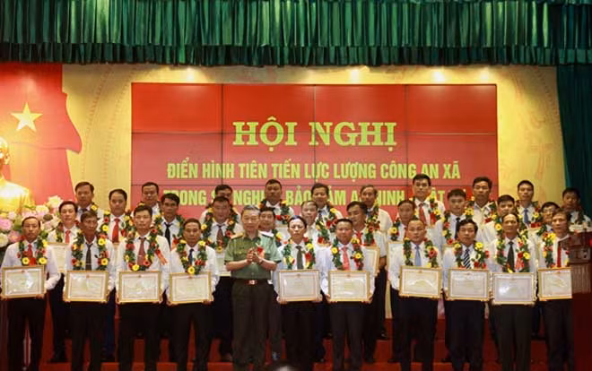 Minister To Lam awards the Certificates of Merit from the Ministry of Public Security to typical communal police officers. Minister To Lam awards the Certificates of Merit from the Ministry of Public Security to typical communal police officers.