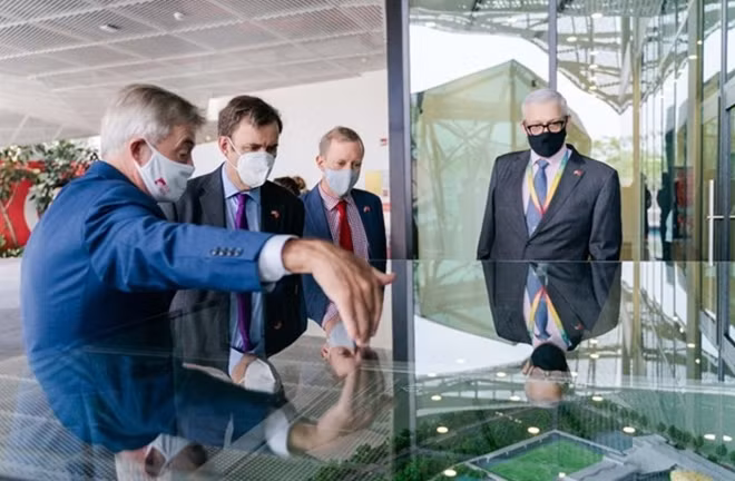 Prof. Dr. Raymond Gordon - President of British University Vietnam and Christopher David Jeffery - Chief Academic Officer introduce the BUV Ecopark campus to Minister Hands and Ambassador Ward. (Photo: BUV)