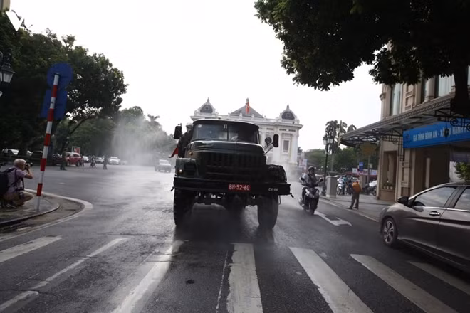 A number of other key areas, such as Ly Thuong Kiet, Hai Ba Trung, and Tran Hung Dao are fully sterilised on the morning of July 26.
