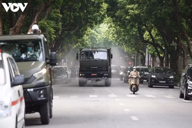Disinfection work begins at the renowned Hanoi Opera House, with 10 wards located in Hanoi’s Old Quarter being sanitised on the morning of July 26.