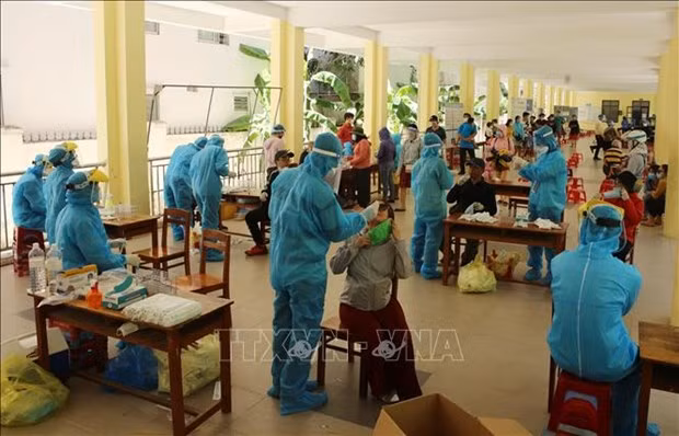 Tourists in Da Nang bound for HCM City get tested for COVID-19 (Photo: VNA)