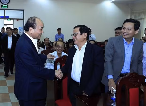Prime Minister Nguyen Xuan Phuc (L) meets with former high-ranking officials (Photo: VNA) Prime Minister Nguyen Xuan Phuc (L) meets with former high-ranking officials (Photo: VNA)