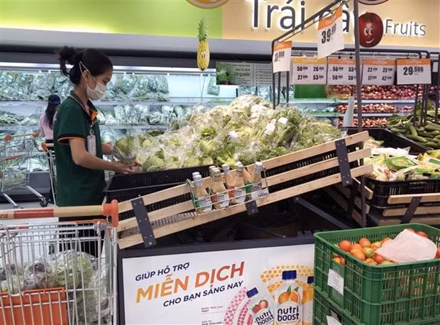 HCM City's total retail sales of goods and services reach about 542 trillion VND (23.5 billion USD) in the first half of 2021. (Photo: VNA)
