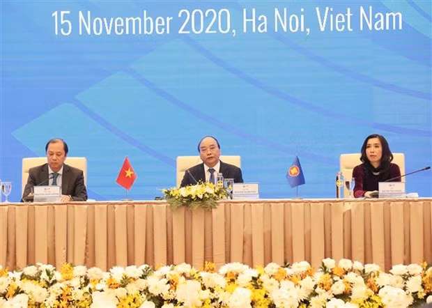 Prime Minister Nguyen Xuan Phuc (centre) speaks at the press conference (Photo: VNA)