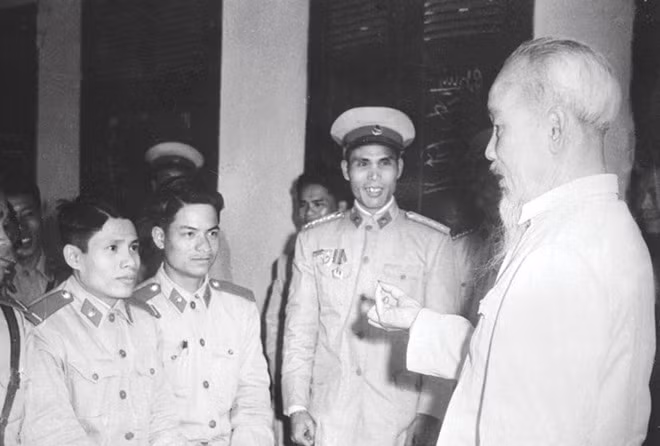 Uncle Ho visits a unit under Hanoi Police in 1963.