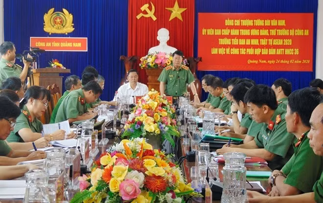 Deputy Minister Bui Van Nam speaks at the meeting.