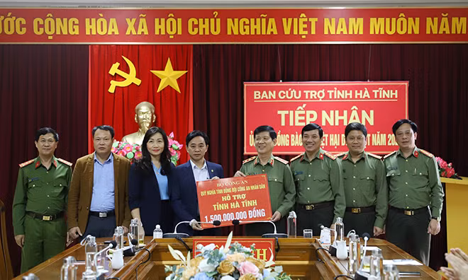 Deputy Minister Nguyen Van Son presents donation to support local people hard hit by the recent natural disasters. Deputy Minister Nguyen Van Son presents donation to support local people hard hit by the recent natural disasters.