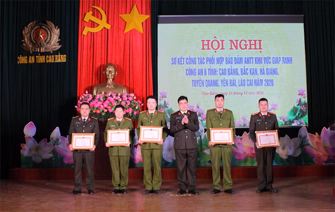 On this occasion, various officers and units of the Cao Bang provincial police were honored by the Cao Bang Provincial People’s Committee and the Director of the Cao Bang Provincial Police Department. On this occasion, various officers and units of the Cao Bang provincial police were honored by the Cao Bang Provincial People’s Committee and the Director of the Cao Bang Provincial Police Department.