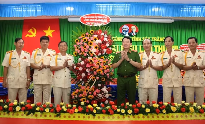 Deputy Minister Le Quoc Hung and leaders of the Provincial Police of Soc Trang. Deputy Minister Le Quoc Hung and leaders of the Provincial Police of Soc Trang.