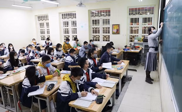 Students wear face masks in the classroom at the Thang Long Secondary School in Hanoi to avoid disease infection (Photo: VNA)