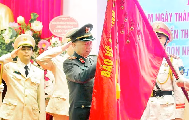 As authorized by the State President, Minister To Lam handed the Second-class Fatherland Protection Order to the Youth Union Chapter of the Public Security Forces. As authorized by the State President, Minister To Lam handed the Second-class Fatherland Protection Order to the Youth Union Chapter of the Public Security Forces.