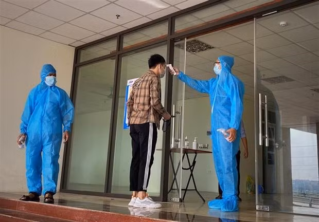 Checking temperature in Bac Giang province (Photo: VNA)