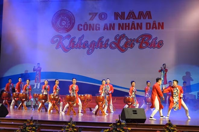Great moments of the Art Program "70 Years of Public Security Forces Following Uncle Ho's Teachings" ảnh 4