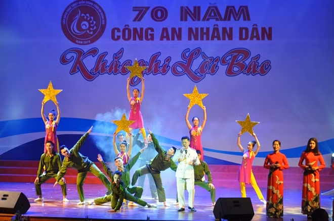 Great moments of the Art Program "70 Years of Public Security Forces Following Uncle Ho's Teachings" ảnh 2