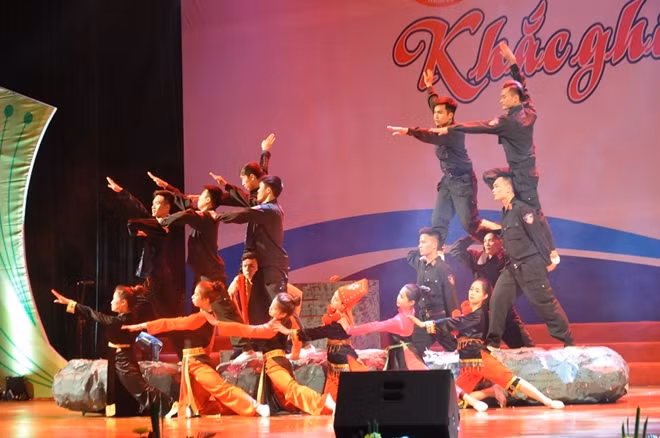 Great moments of the Art Program "70 Years of Public Security Forces Following Uncle Ho's Teachings" ảnh 10