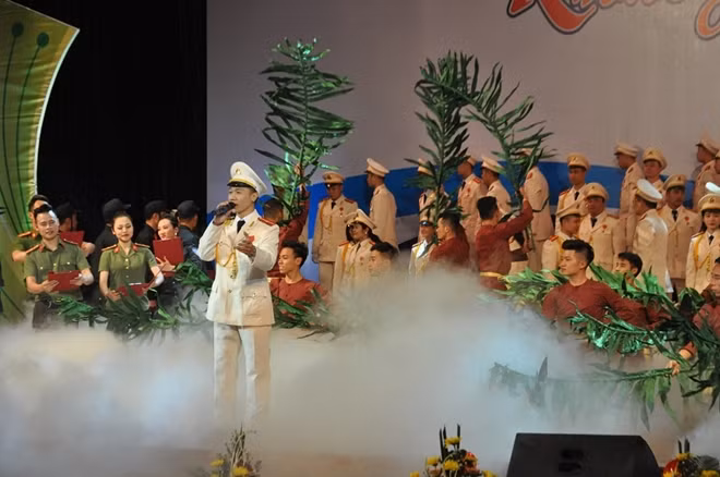 Great moments of the Art Program "70 Years of Public Security Forces Following Uncle Ho's Teachings" ảnh 11