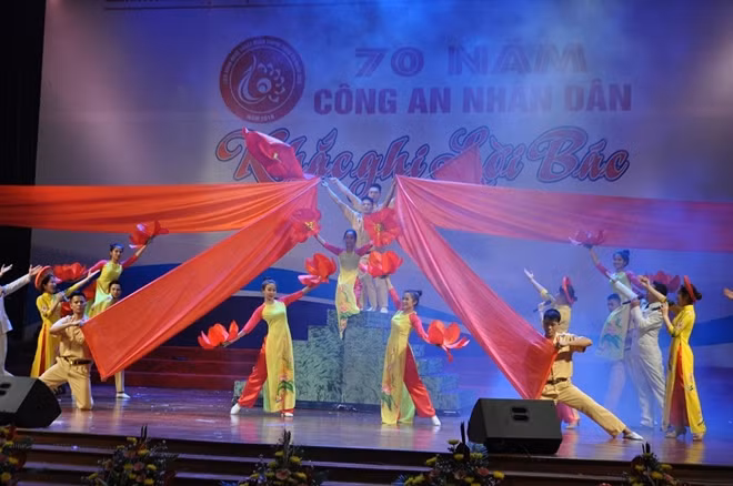 Great moments of the Art Program "70 Years of Public Security Forces Following Uncle Ho's Teachings" ảnh 8