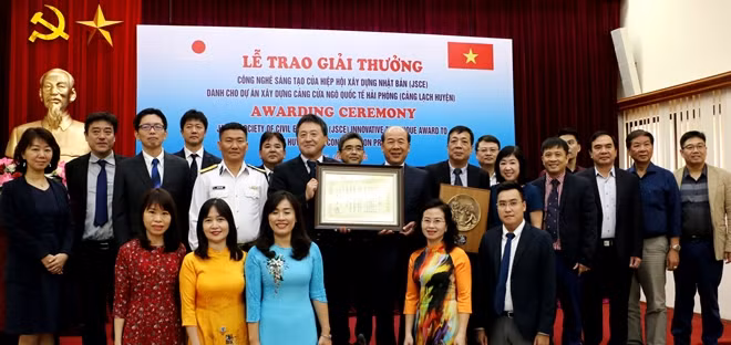 The ceremony to present the Innovative technique award of JSCE to Lach Huyen port infrastructure construction project