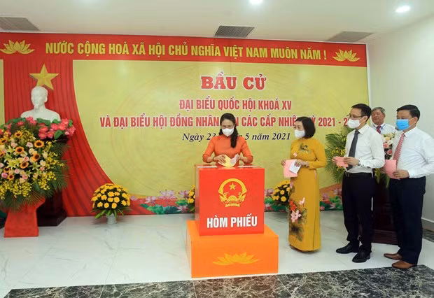 Voters in Ngo Quyen district of Hai Phong city cast their ballots (Photo: VNA) Voters in Ngo Quyen district of Hai Phong city cast their ballots (Photo: VNA)