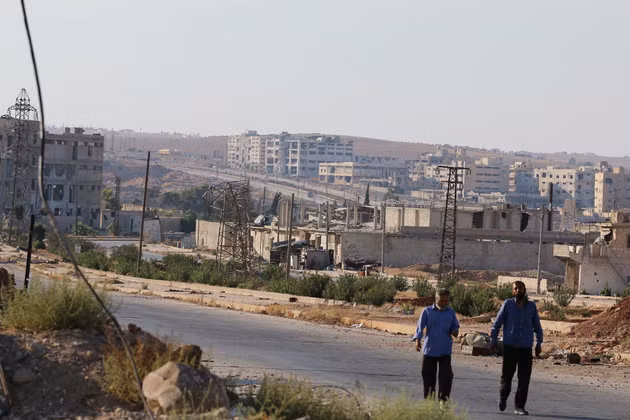 People walk near Castello road (background) in Aleppo, Syria, September 14, 2016. Photo: Reuters