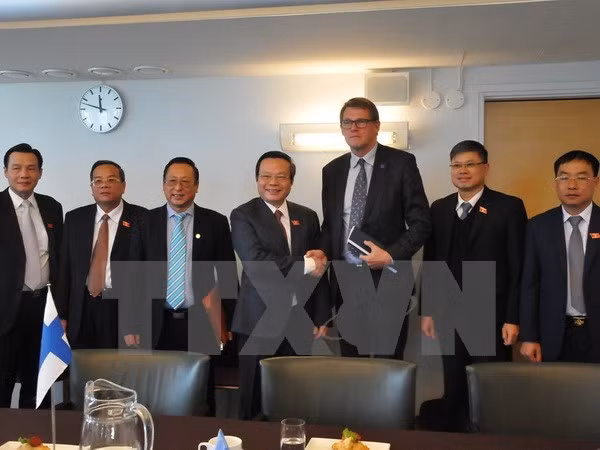 Vice Chairman Phung Quoc Hien (fourth from left) holds talks with Chairperson of the Finnish Parliament’s Foreign Affairs Committee Matti Vanhanen(third from right) (Photo: VNA) Vice Chairman Phung Quoc Hien (fourth from left) holds talks with Chairperson of the Finnish Parliament’s Foreign Affairs Committee Matti Vanhanen(third from right) (Photo: VNA)