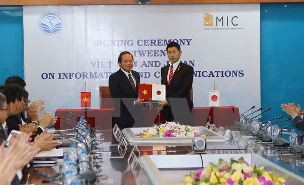 Vietnamese Minister of Information and Communications Truong Minh Tuan and Japan’s Deputy Minister of Internal Affairs and Communications Jiro Akama signed MoU in the information and communications field. Photo: VNA