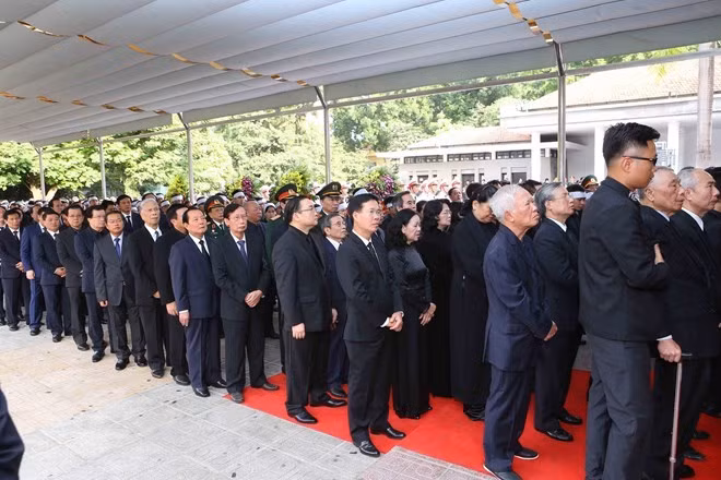 Incumbent and former leaders of the Party, State and representatives of central and local agencies pay their last respect to President Tran Dai Quang. Photo: CAND Incumbent and former leaders of the Party, State and representatives of central and local agencies pay their last respect to President Tran Dai Quang. Photo: CAND