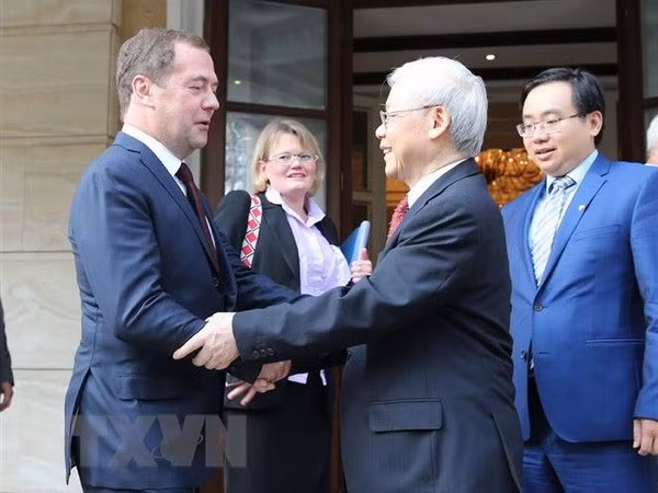 Party General Secretary Nguyen Phu Trong (L) and Prime Minister Medvedev (Photo: VNA)