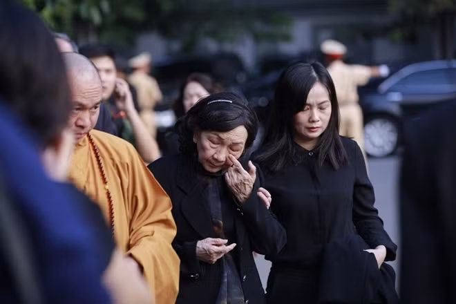 People pay respect to President Tran Dai Quang. Photo: VNA