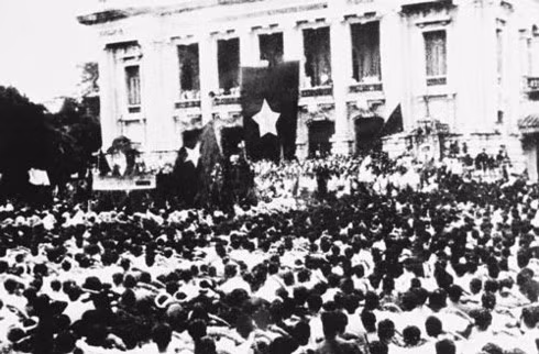 Tens of thousands of people march to the Hanoi Opera House in the general uprising on August 19,1945. Photo: qdnd.vn Tens of thousands of people march to the Hanoi Opera House in the general uprising on August 19,1945. Photo: qdnd.vn