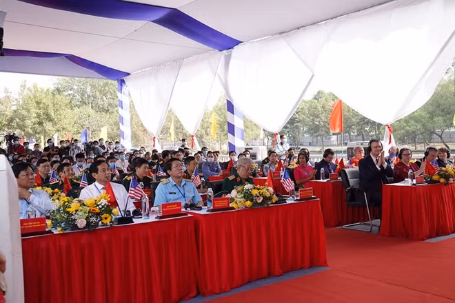 Vice Minister of National Defense Senior Lieutenant General Nguyễn Chí Vịnh, U.S. Ambassador to Vietnam Daniel J. Kritenbrink, U.S. Consul General in Ho Chi Minh City Marie Damour, and United States Agency for International Development/Vietnam (USAID) Mission Director Ann Marie Yastishock attended the event.