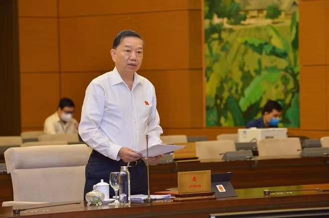 Minister To Lam speaks at the meeting.