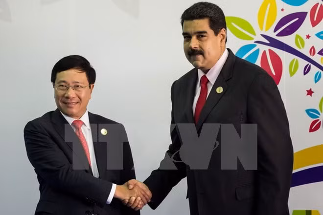 Deputy PM Pham Binh Minh (L) and Venezuelan President Nicolas Maduro, Margarita, Venezuela, September 18, 2016. Photo: VNA