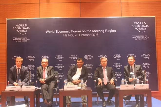 Justin Wood (first in the left), Nazir Razak (second from the left) and other leaders of major companies at the press release.