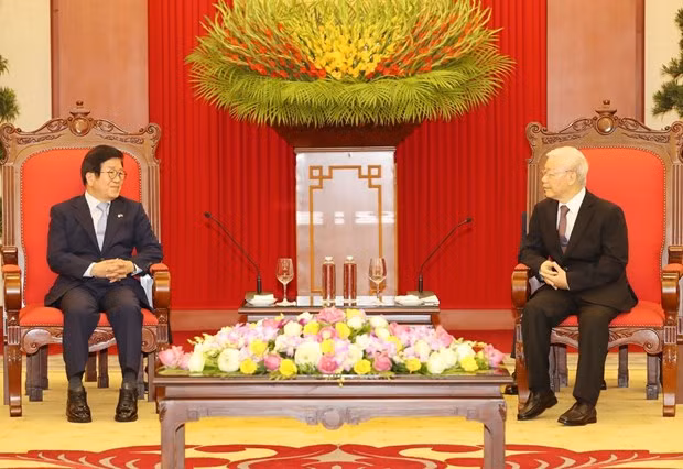 Party General Secretary and State President Nguyen Phu Trong (R) and Speaker of the RoK's National Assembly Park Byeong-seug at the meeting in Hanoi on November 2 (Photo: VNA) Party General Secretary and State President Nguyen Phu Trong (R) and Speaker of the RoK's National Assembly Park Byeong-seug at the meeting in Hanoi on November 2 (Photo: VNA)