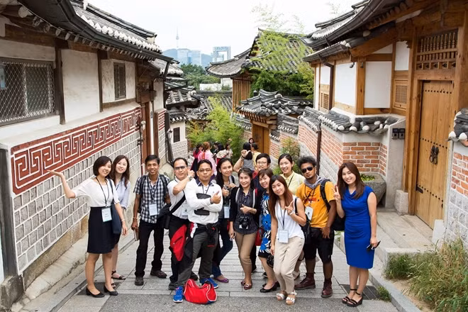 ASEAN journalists took photo at Hanok Bukchon village