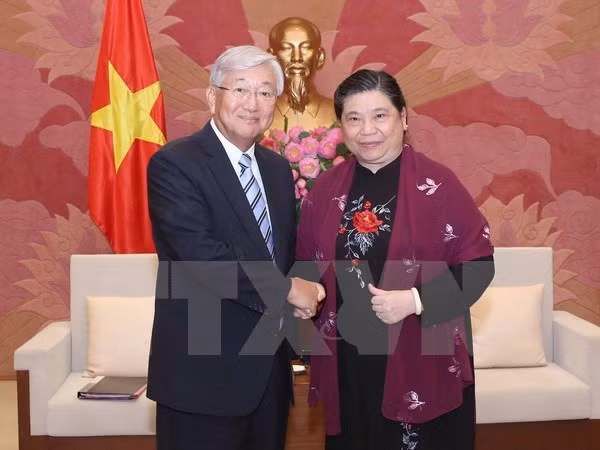 National Assembly Vice Chairwoman Tong Thi Phong welcomes WHO’s Regional Director for the Western Pacific Shin Young-soo (Source: VNA)