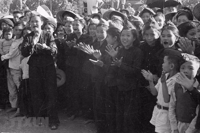 The troops were warmly welcomed by locals of Hanoi (VNA's file photo)