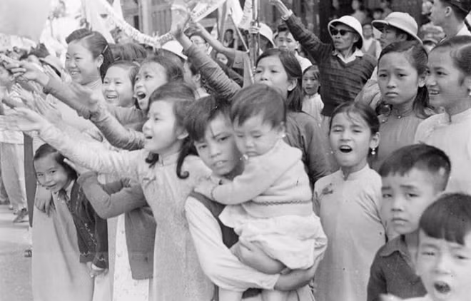 Children went down the street to greet the victory troops (VNA's file photo)