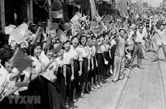 Hanoi was flooded with national flag and flowers on the liberation day (VNA's file photo)